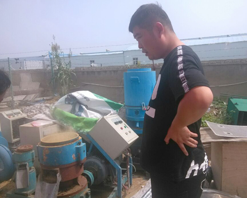 河南郑州客户：300型动盘颗粒机压制烟杆颗粒